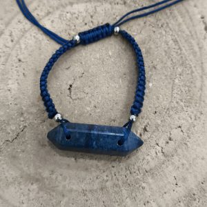Pulsera de lapislázuli en macramé