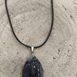 Colgante de cuarzo turmalinado en forma de lágrima