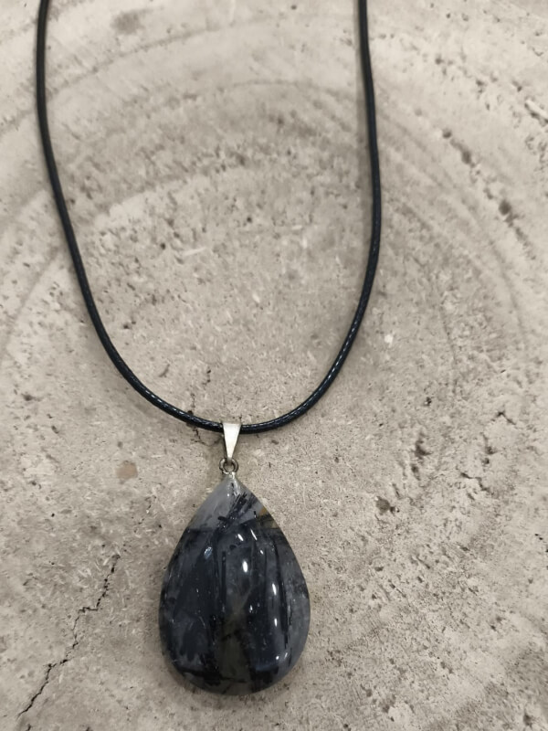 Colgante de cuarzo turmalinado en forma de lágrima