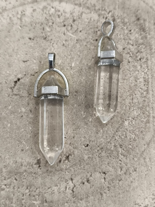 Colgante punta cuarzo blanco en acero