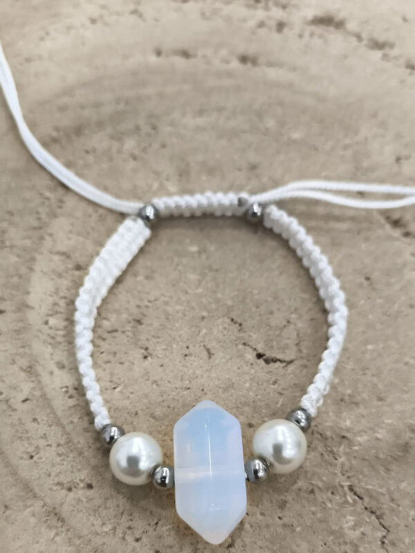 Pulsera de ópalo en macramé