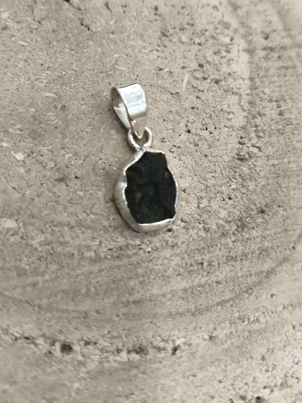 Colgante de Moldavita en bruto engarzada en plata de ley