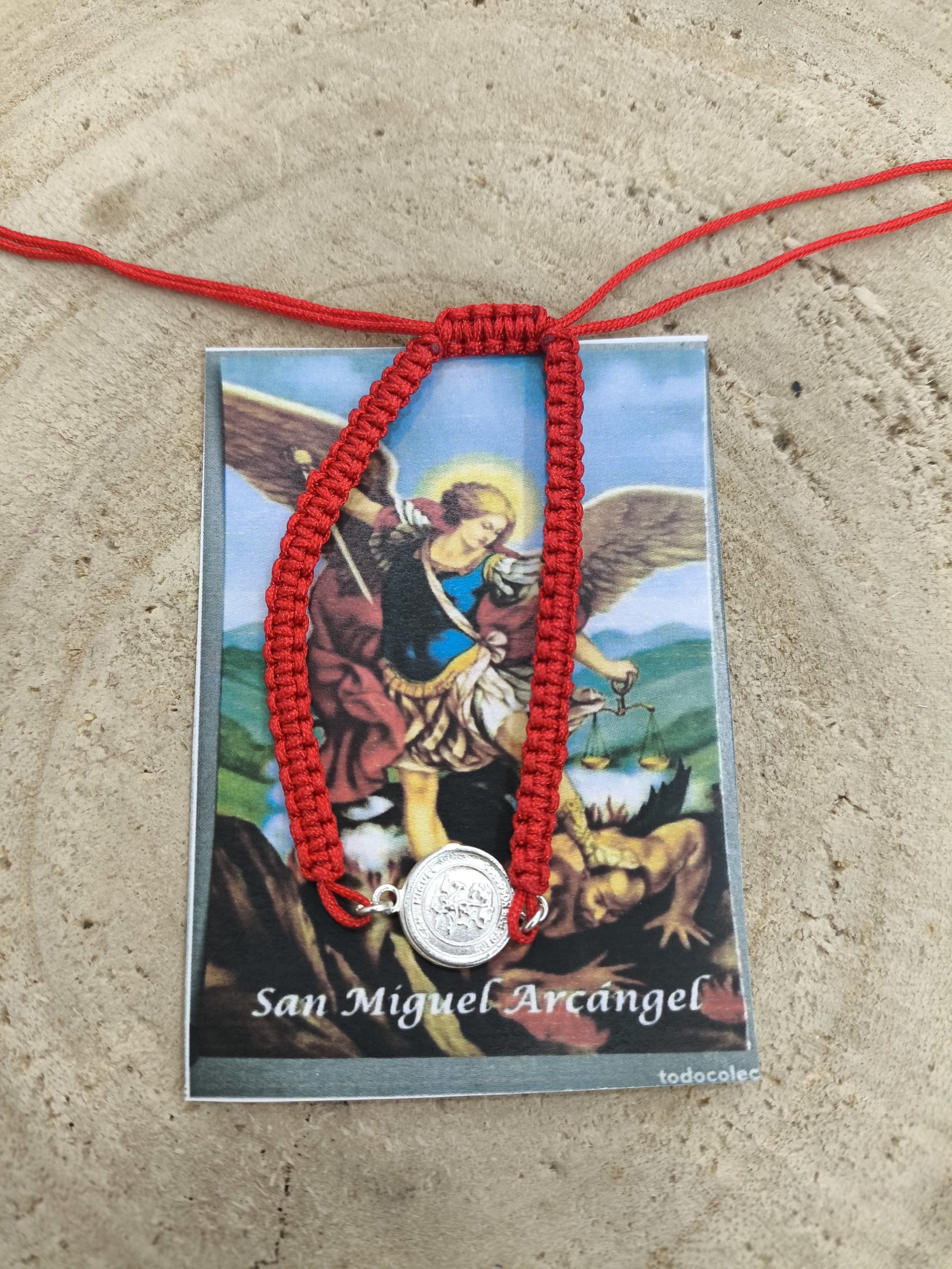 Pulsera Arcángel San Miguel en macramé rojo