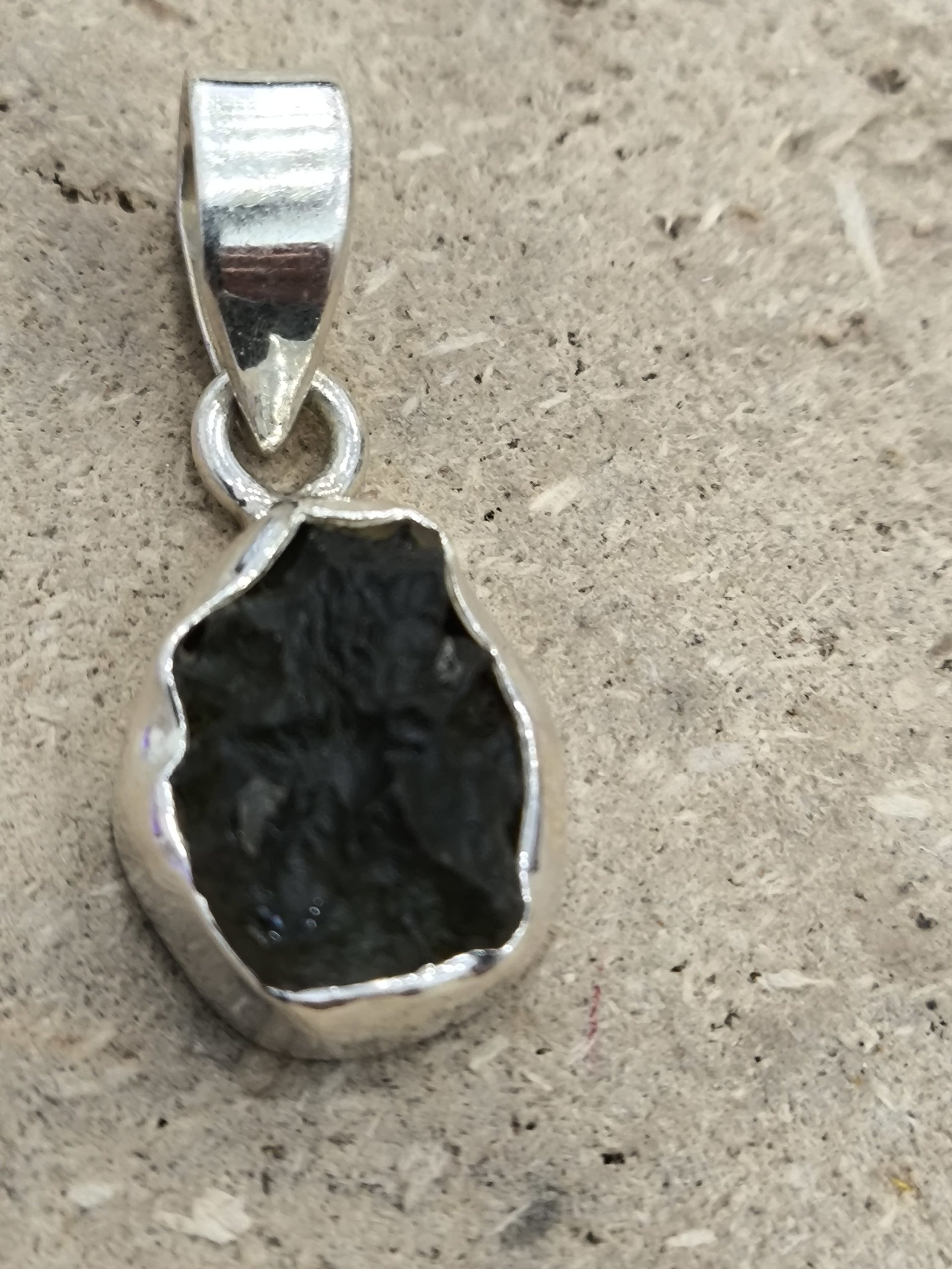 Colgante de Moldavita en bruto engarzada en plata de ley