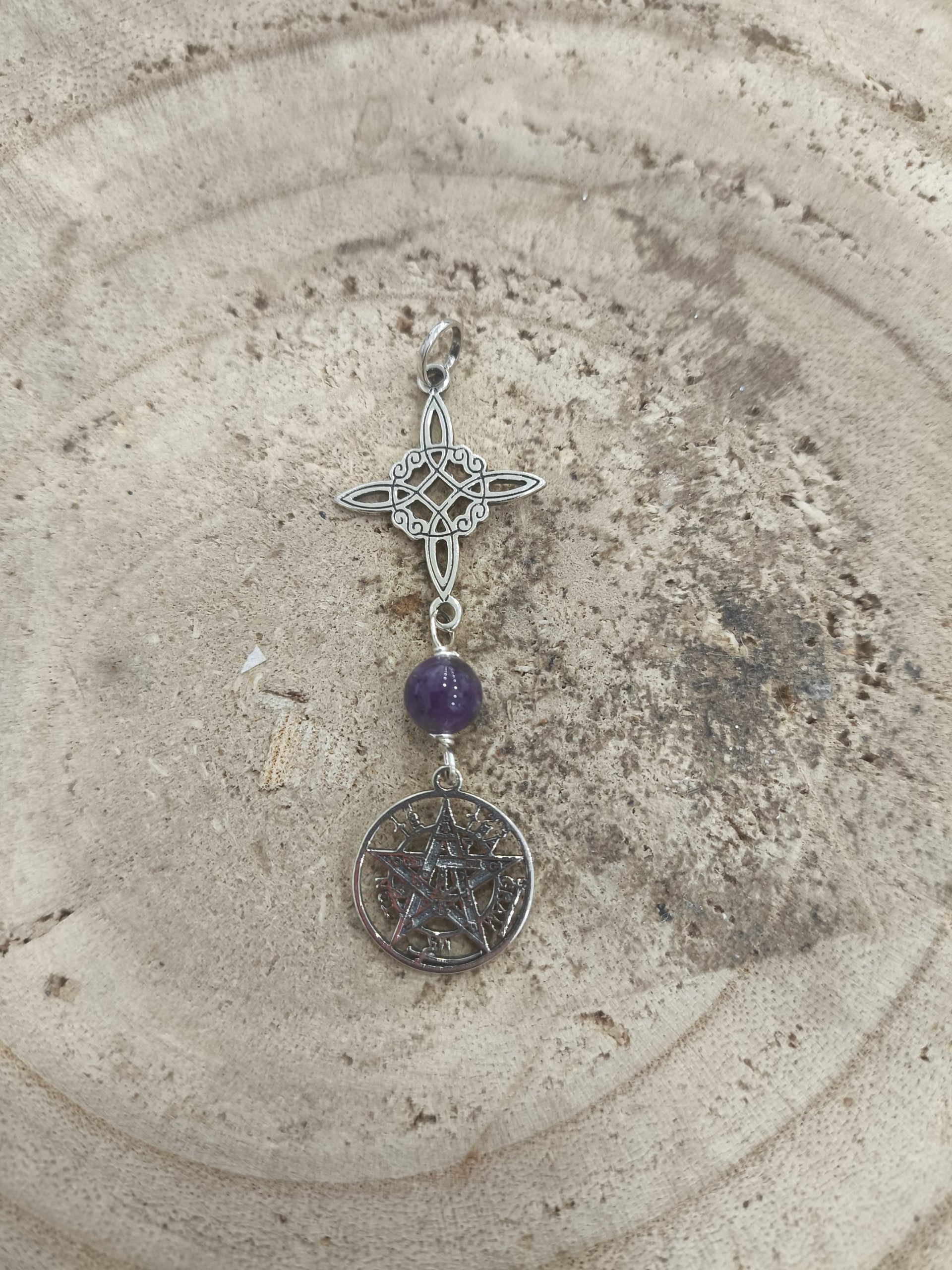 Colgante triple Nudo de Bruja, amatista y tetragramatón