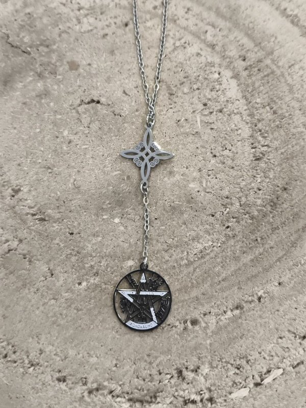 Colgante doble protección nudo de bruja y tetragramaton en acero