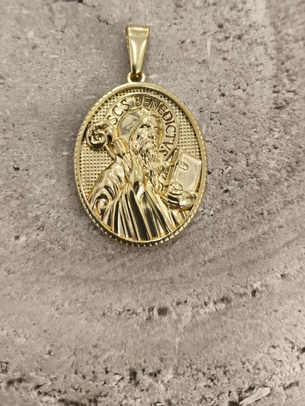 Medalla de San Benito en acero dorado