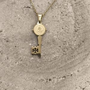 Colgante de llave San Benito en acero dorado, incluye cadena