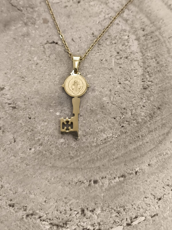 Colgante de llave San Benito en acero dorado, incluye cadena