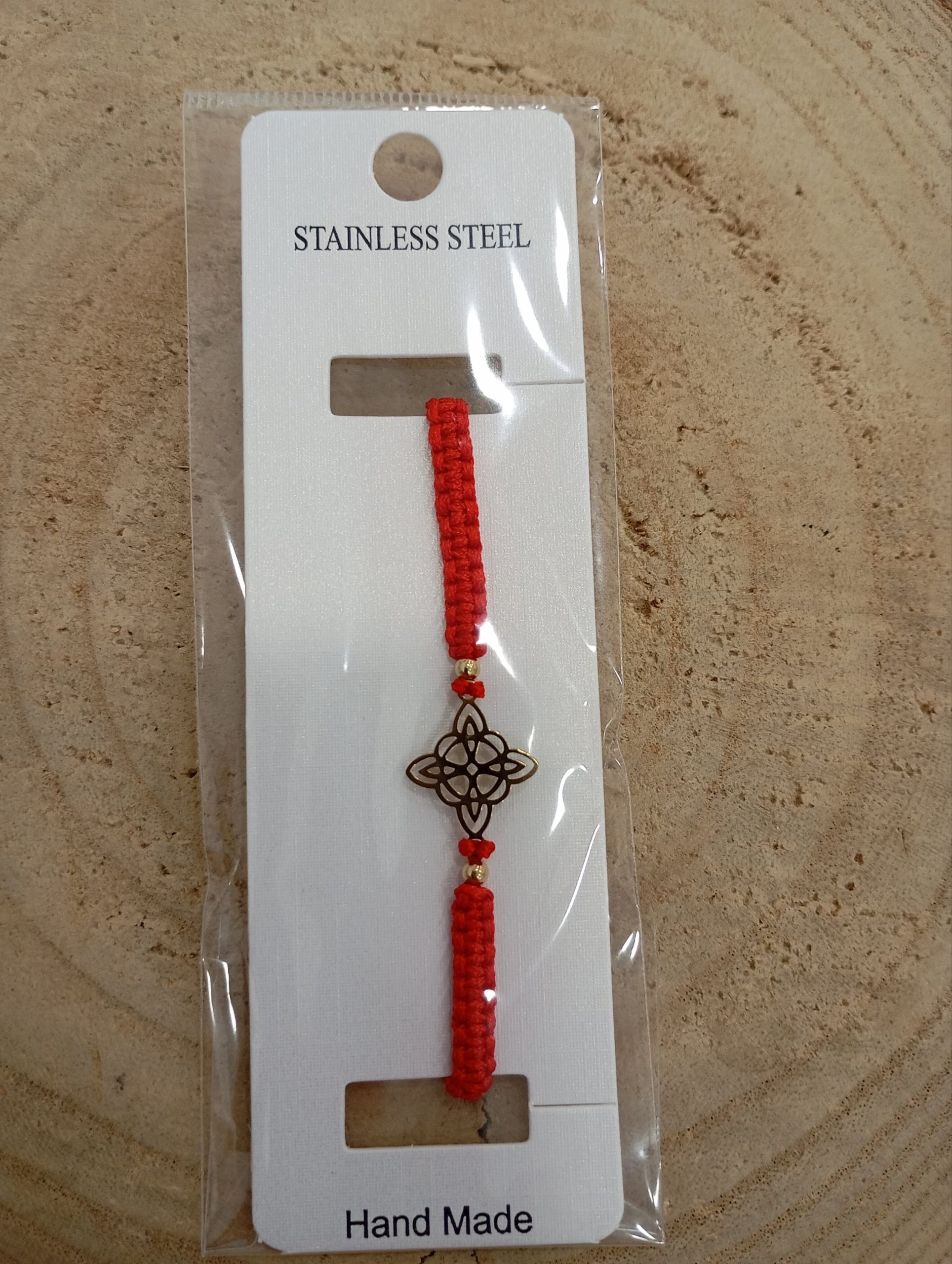 Pulsera roja con nudo de bruja