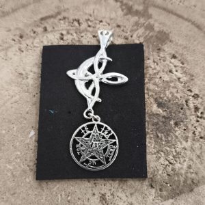 Colgante doble protección Nudo de bruja con luna y tetragramaton en plata de ley