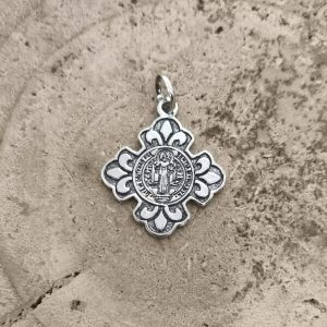 Colgante Cruz de San Benito en plata envejecida