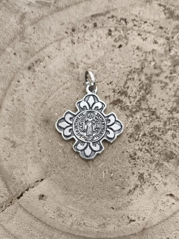 Colgante Cruz de San Benito en plata envejecida