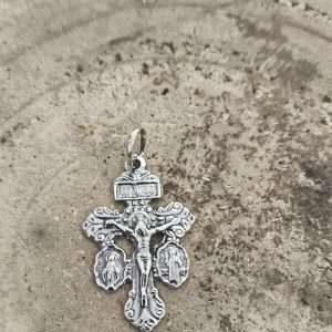 Cruz del perdón con San Benito y Milagrosa