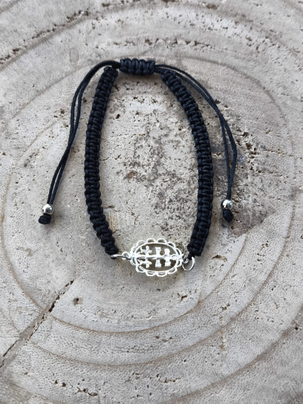 Pulsera Cruz de Caravaca en macramé negro y plata de ley