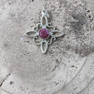 Colgante Nudo de bruja con Rubí en plata de ley