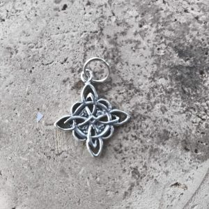 Colgante Nudo de bruja en plata envejecida