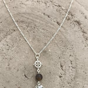 Colgante triple protección con ojo de tigre, nudo de bruja y tetragramatón