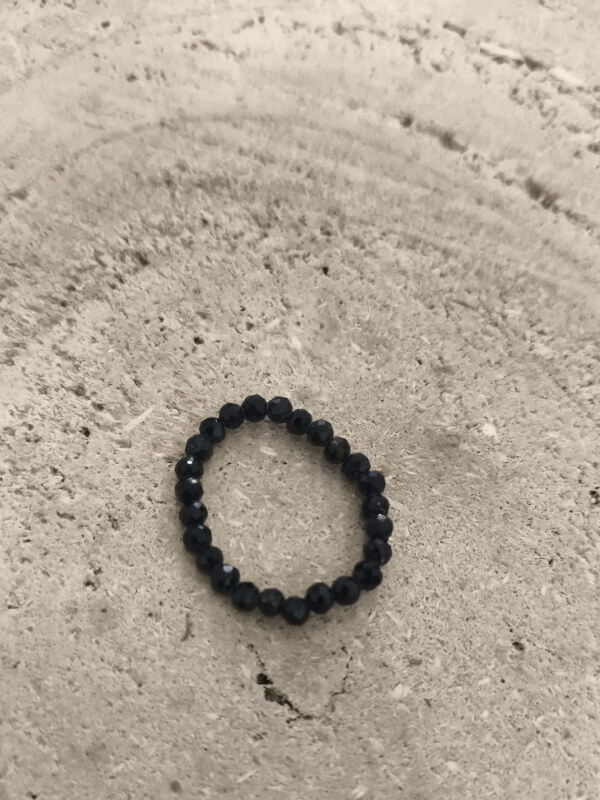 Anillo elástico de Turmalina negra